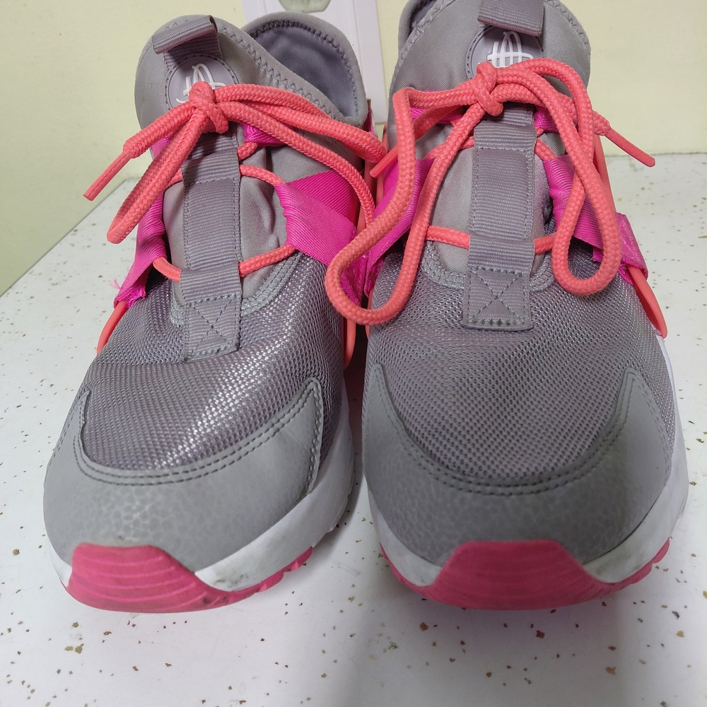 Nike Wmns Air Huarache City Low in the 'Atmosphere Grey/Hot PINK